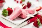 طرز تهیه بستنی چوبی توت فرنگی با روشی آسان در منزل

