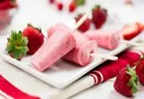 طرز تهیه بستنی چوبی توت فرنگی با روشی آسان در منزل


