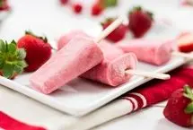 طرز تهیه بستنی چوبی توت فرنگی با روشی آسان در منزل

