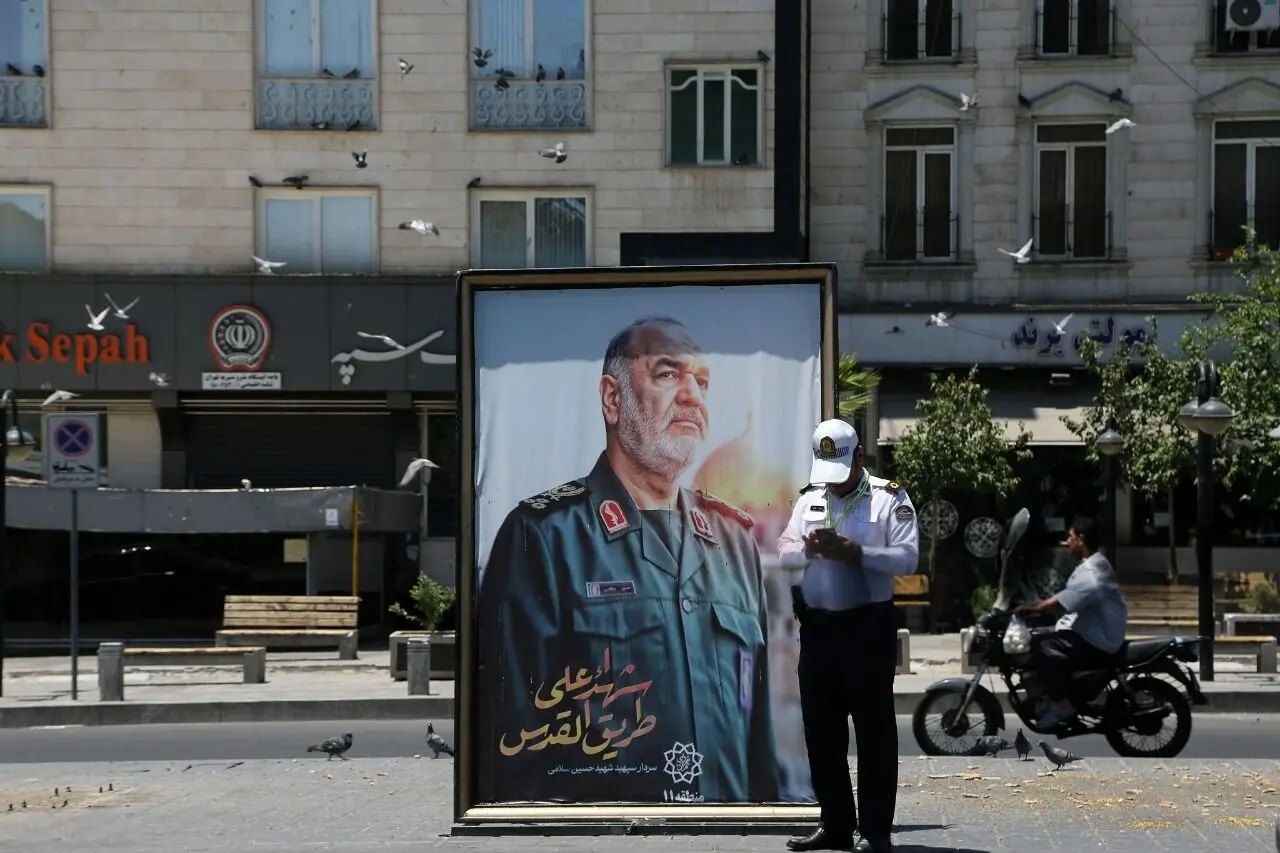 تصاویر فرماندهان شهید سپاه در میادین اصلی شهر تهران