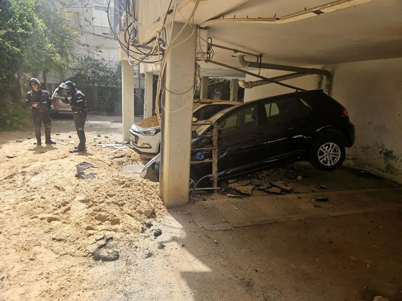 تصاویری از اسرائیل پس از اصابت موشک ایرانی با ۲۴ بمب