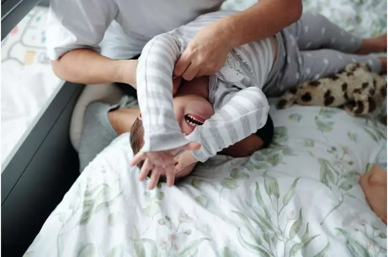 چگونه به کودکان کمک کنیم تا احساساتشان را مدیریت کنند