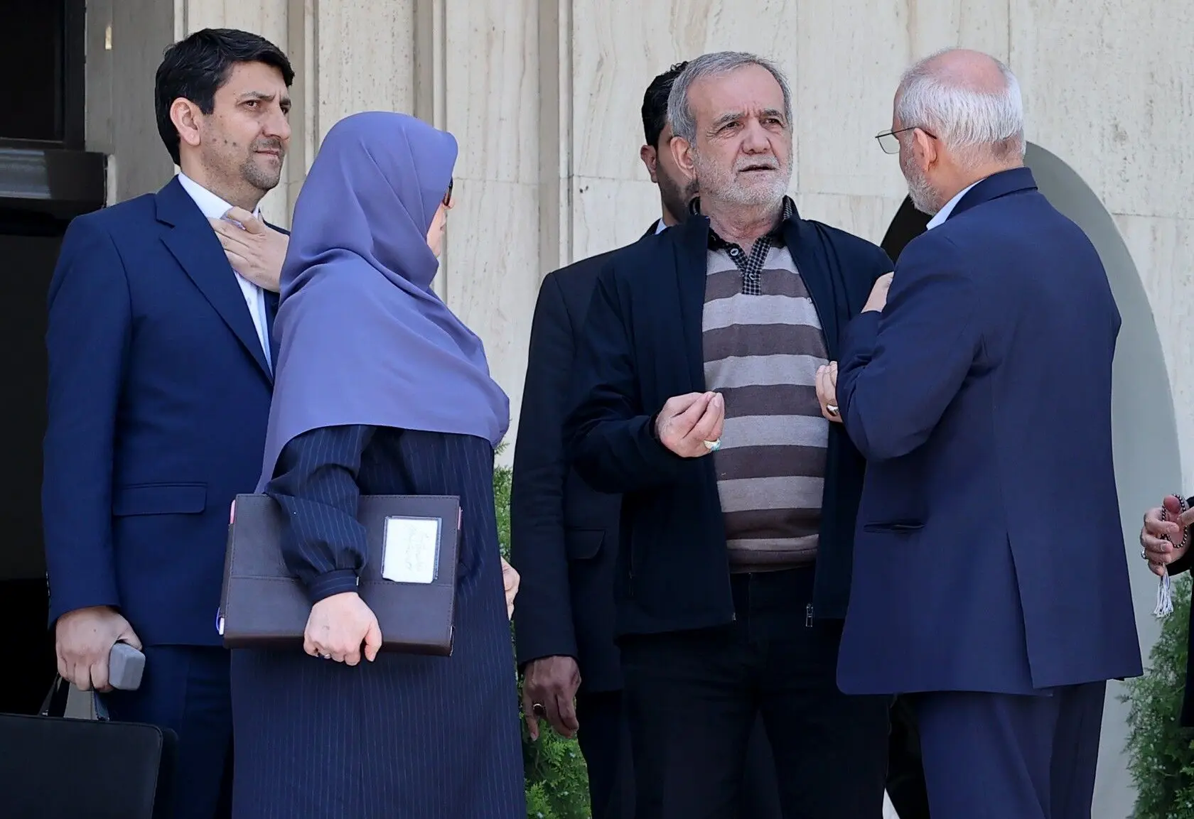 انتقاد کیهان از تصمیم دلاری دولت/ به حاشیه‌هایی همچون کنسرت مشغول شده‌اید
