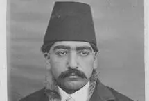 پسر ناصرالدین‌شاه نشسته روی زیرانداز در حیاط کاخ سلطنت‌آباد 