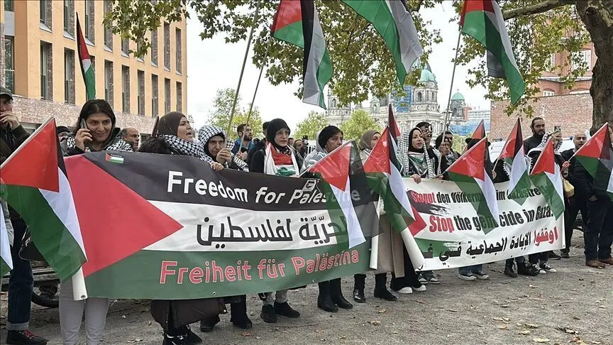 مشت بی‌رحمانه سرباز آلمانی به صورت زن حامی فلسطین
