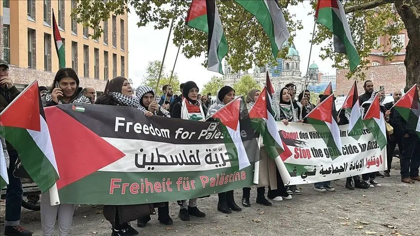 مشت بی‌رحمانه سرباز آلمانی به صورت زن حامی فلسطین