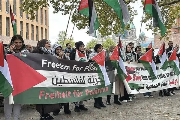 مشت بی‌رحمانه سرباز آلمانی به صورت زن حامی فلسطین