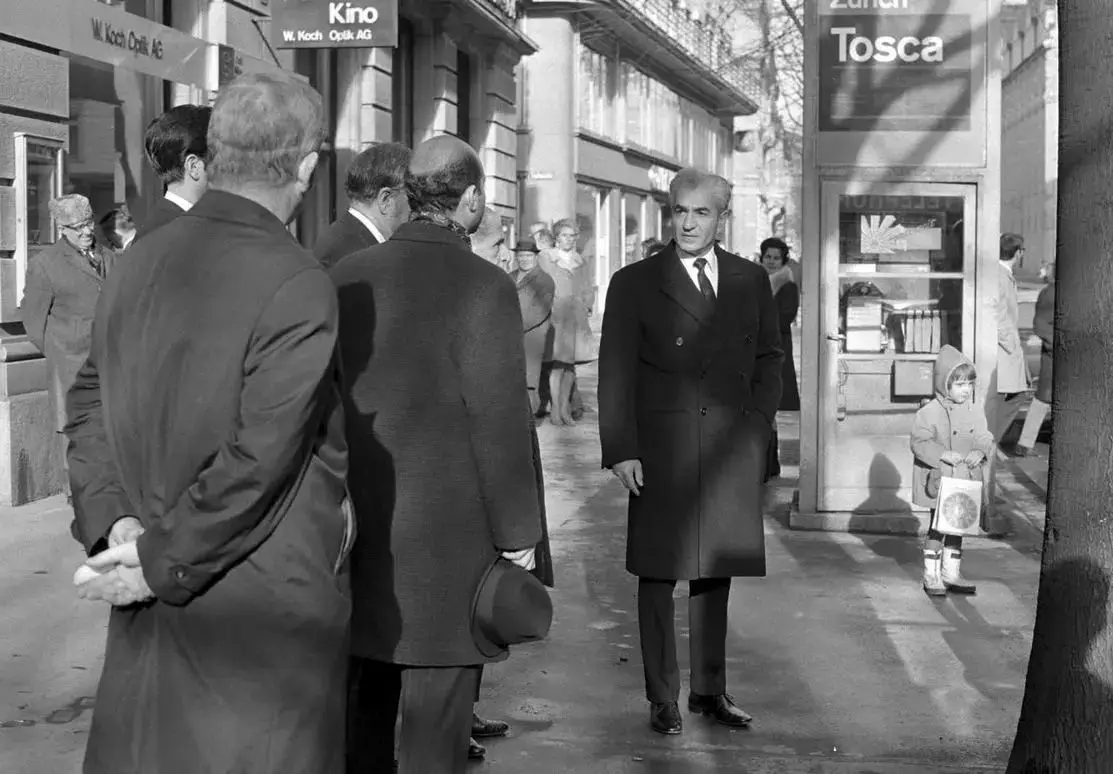 «ملکه الیزابت و محمدرضا پهلوی» در حال بازدید از جواهرات سلطنتی ایران؛ سال 1339