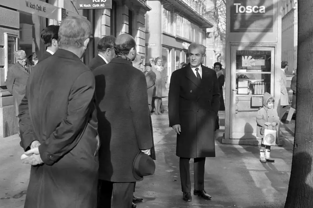 «ملکه الیزابت و محمدرضا پهلوی» در حال بازدید از جواهرات سلطنتی ایران؛ سال 1339