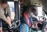 گیر کردن پای راننده کامیون در فرمان!
