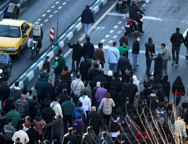 وقتی مردم از بیگانه کمک می‌خواهند!