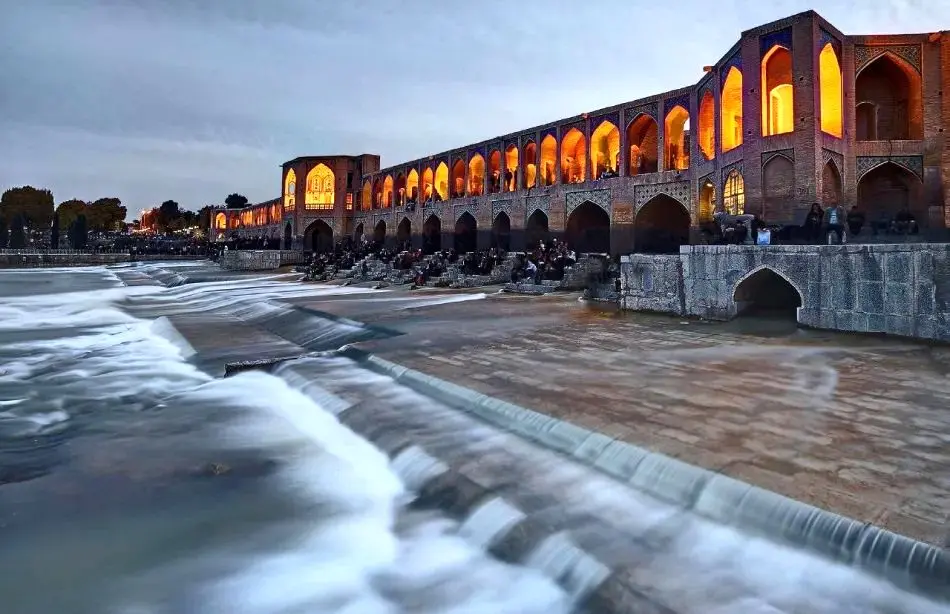 پشت درِ مخفی پل خواجو چه می‌گذرد؟