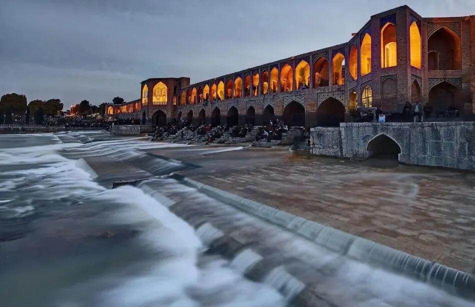 پشت درِ مخفی پل خواجو چه می‌گذرد؟