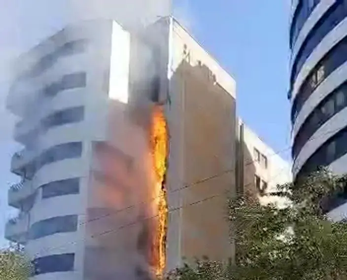 آتش‌سوزی گسترده در ساختمان سیمان سبزوار
