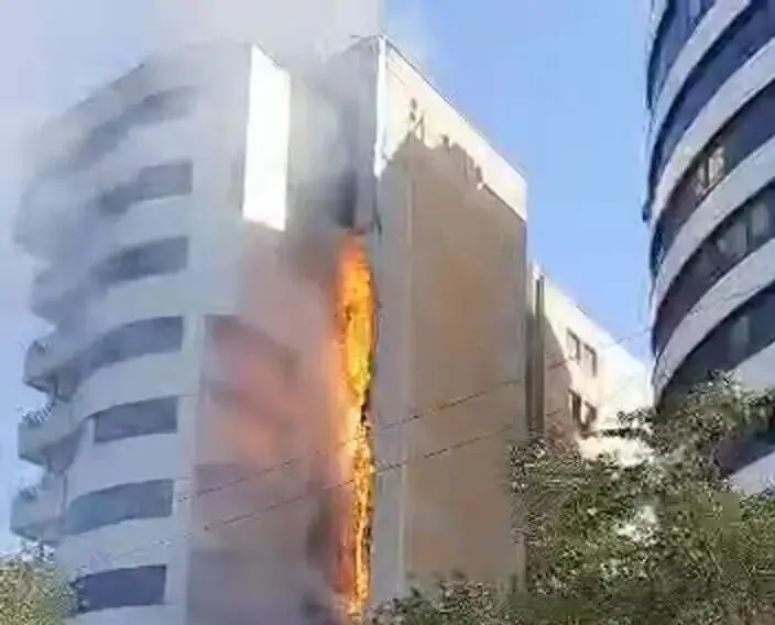 آتش‌سوزی گسترده در ساختمان سیمان سبزوار
