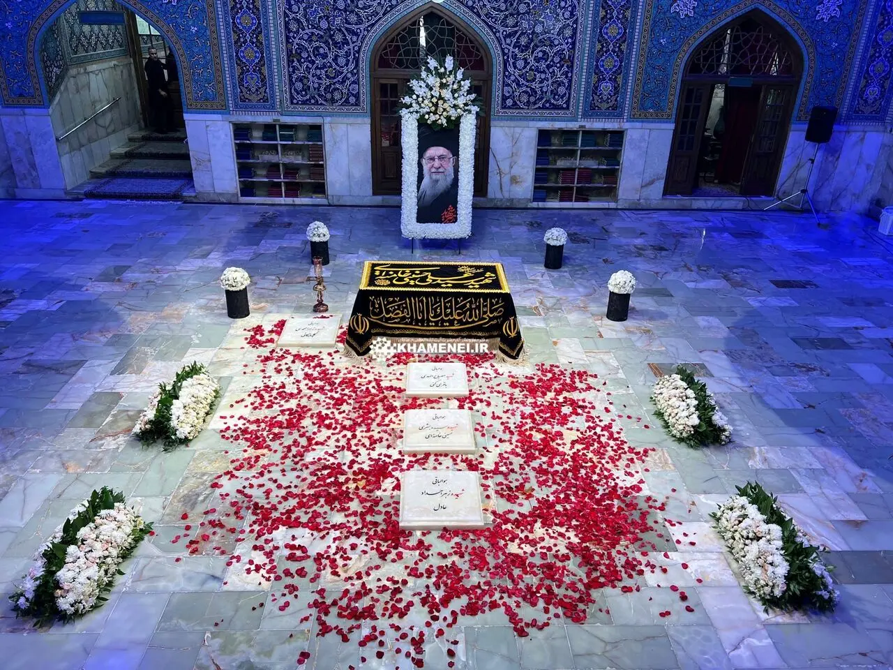 آیت‌الله سبحانی کنار مزار رهبر شهید انقلاب