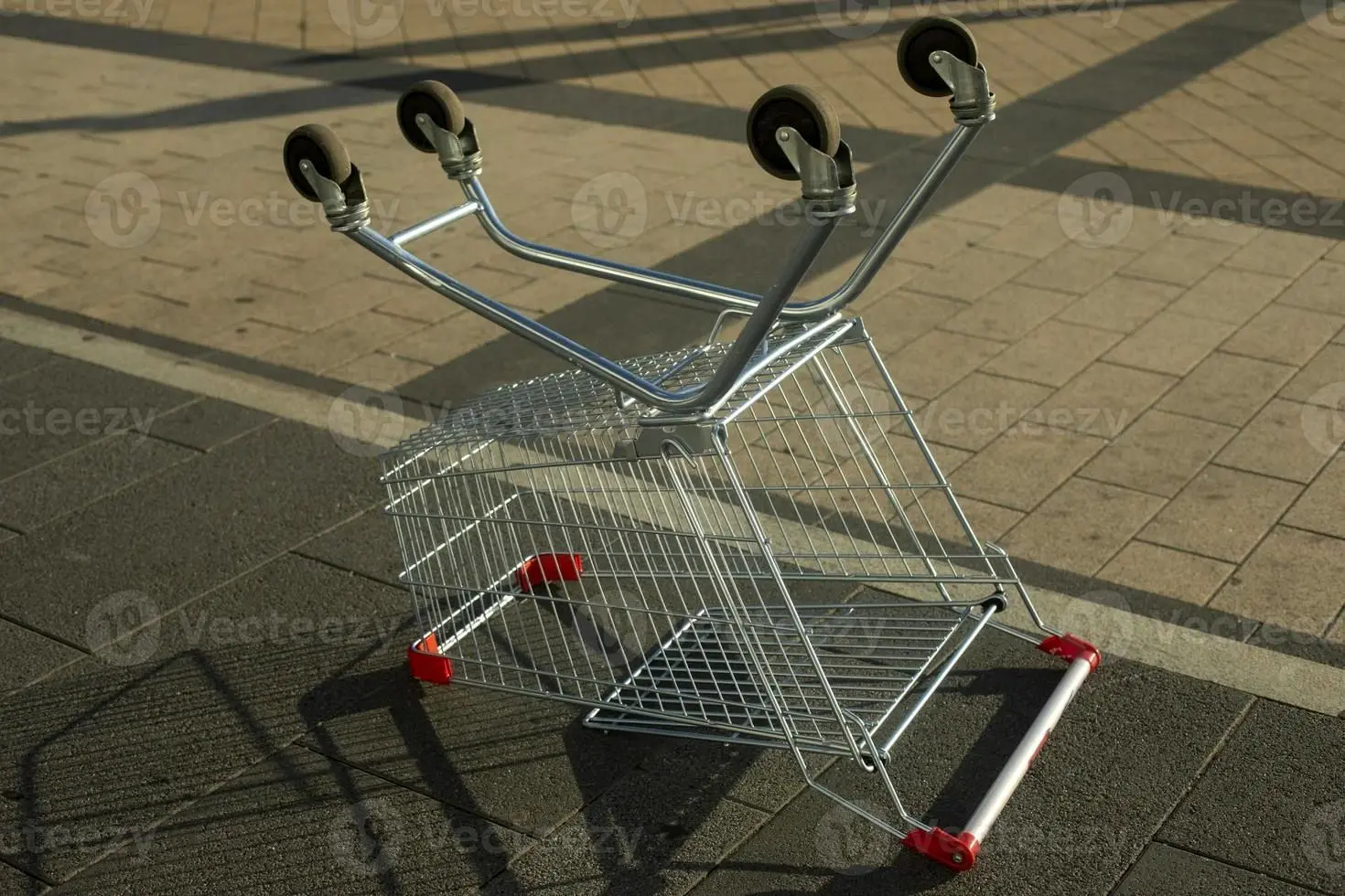 خارج شدن چرخ‌های فروشگاهی از کنترل یک نفر را زخمی کرد 