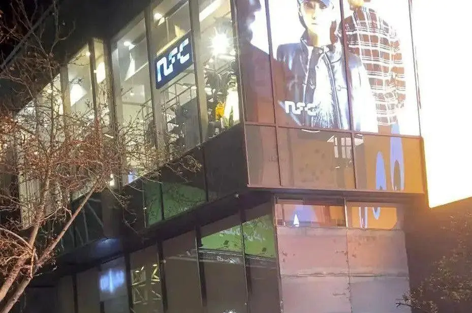 پلمب کافه ساعدی‌نیا با مسدودسازی کامل ورودی فلزی