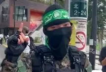 یک ژاپنی با لباس نظامی گردان‌های قسام در خیابان‌های توکیو 