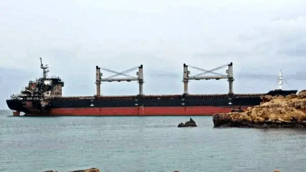 کشتی تایلندی آسیب دیده در تنگه هرمز، در قشم به گل نشست