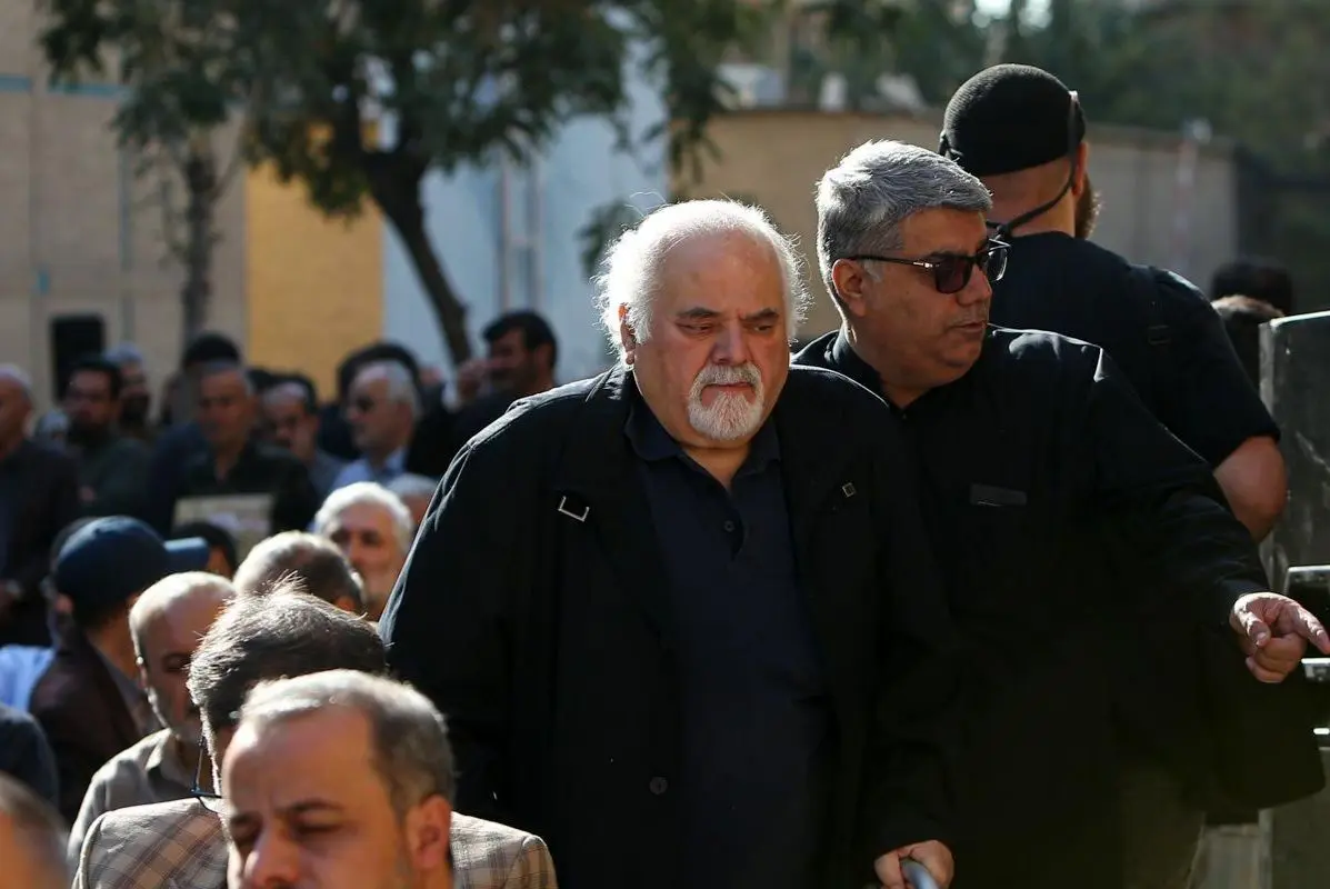 حضور بازیگر سریال «پس از باران» با واکر در مراسم تشییع محمد کاسبی