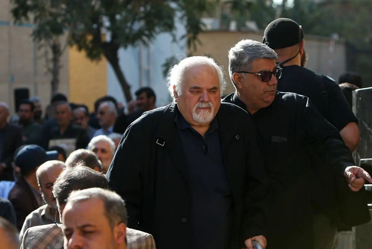 حضور بازیگر سریال «پس از باران» با واکر در مراسم تشییع محمد کاسبی