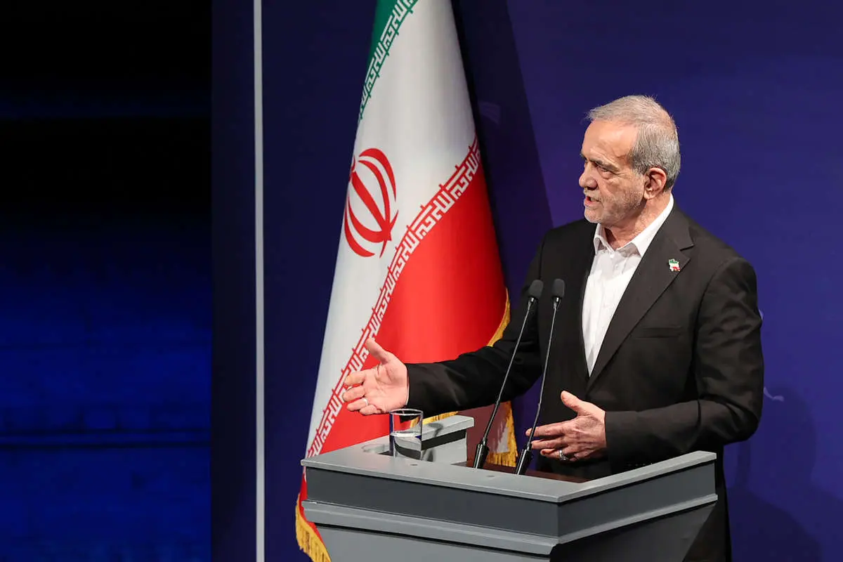 انتقاد روزنامه اصولگرا: حتی چهره‌های انقلابی، موضع قاطع پزشکیان در برابر ترامپ را ستایش نکردند؛ سکوت برخی تربیون‌ها جای تأمل دارد