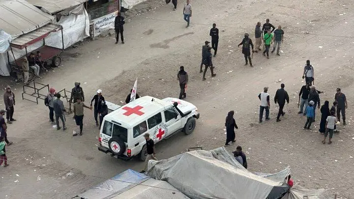 لحظات آماده سازی اسیر اسرائیلی قبل از تحویل