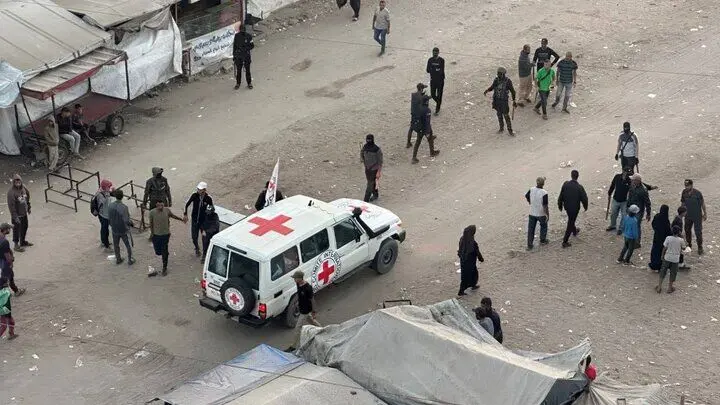 لحظات آماده سازی اسیر اسرائیلی قبل از تحویل