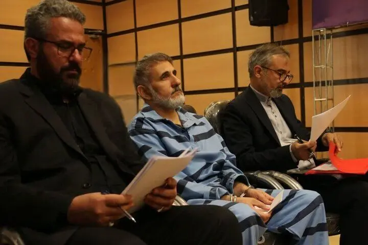 تصویری از صادق ساعدی‌نیا در دادگاه