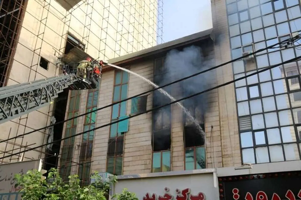 آتش گرفتن دفتر اسناد رسمی در ستارخان؛ حضور زنان آتشنشان
