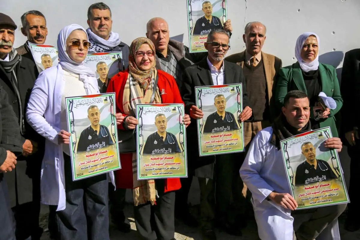 اعتراض به زندانی شدن یک پزشک با سیم خاردار!
