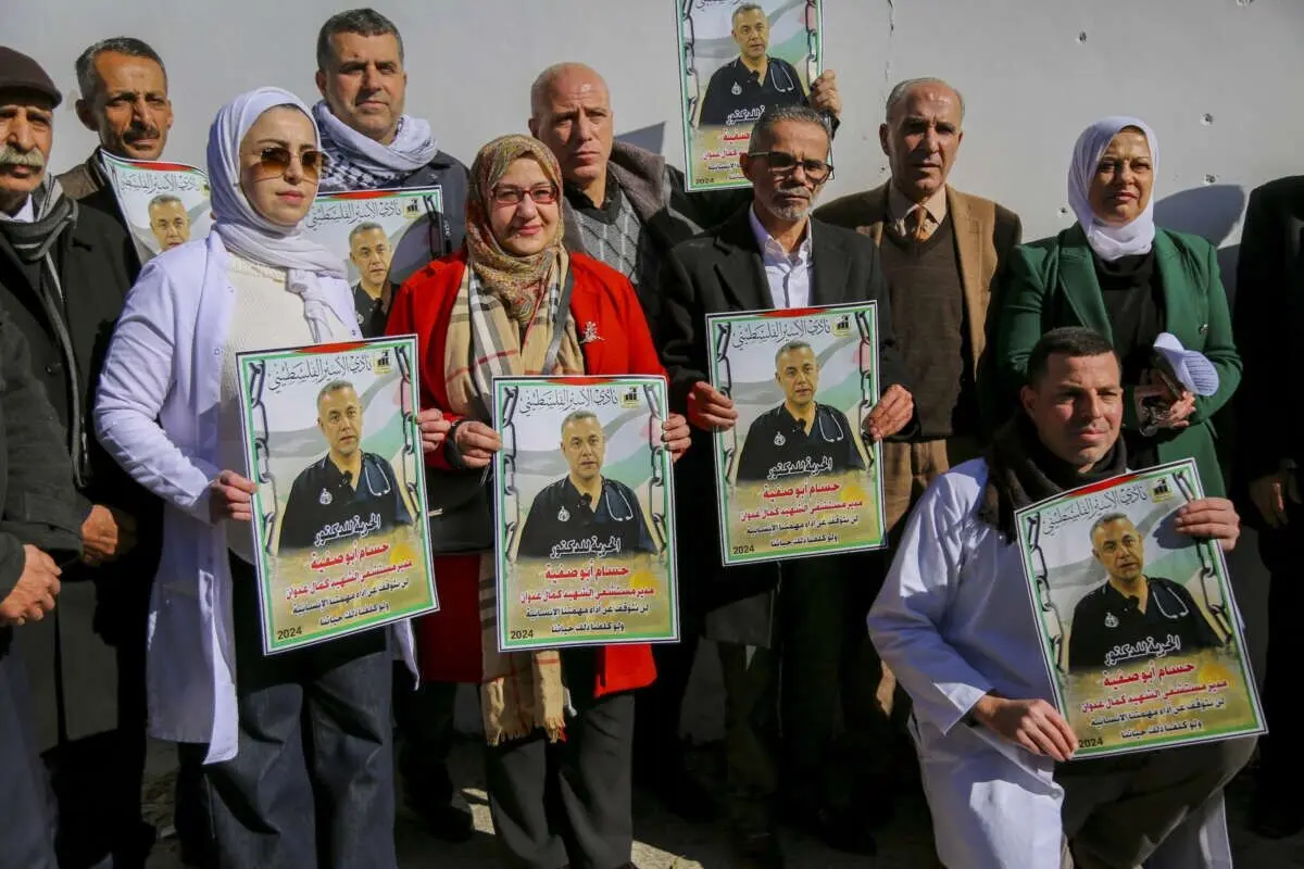 اعتراض به زندانی شدن یک پزشک با سیم خاردار!
