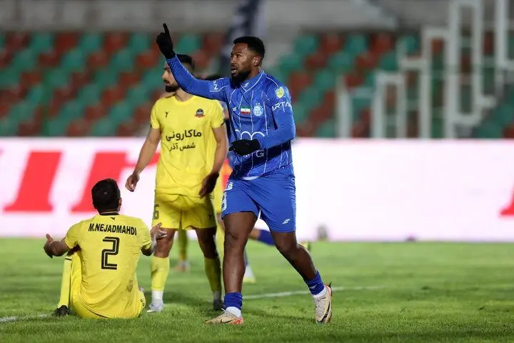 تصویر؛ نازون در حال زیارت خانه خدا دیده شد

