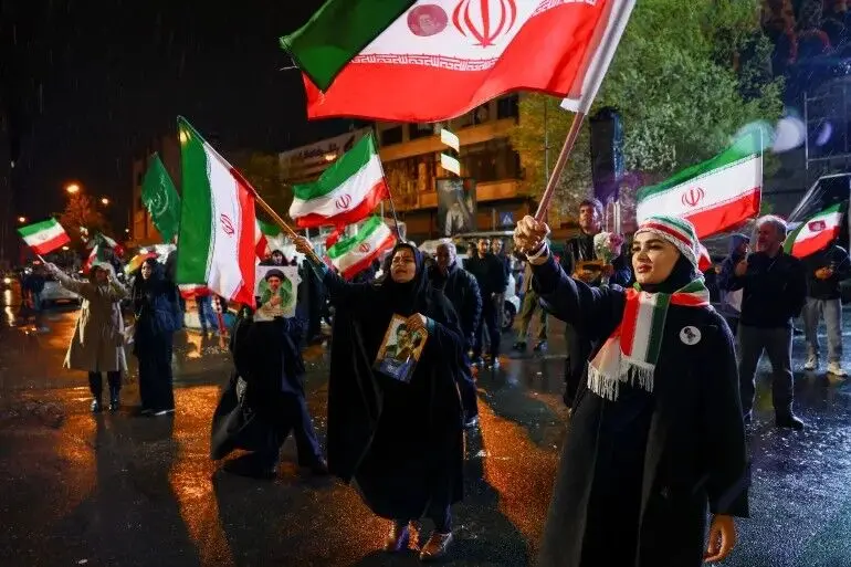 انتقاد تند روزنامه اصولگرا از مصادره تجمعات شبانه: دارند آن را در مقابل جمهوری اسلامی قرار می‌دهند