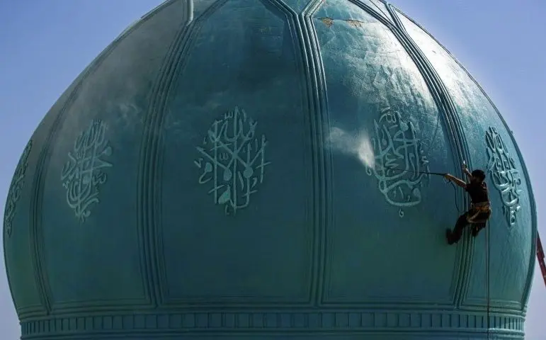 تصاویر؛ عملیات شستشوی گنبدهای مسجد جمکران