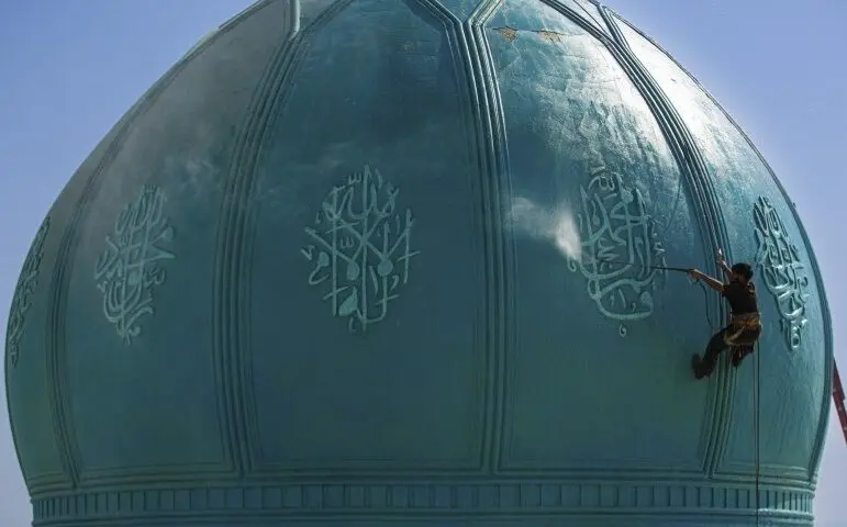 تصاویر؛ عملیات شستشوی گنبدهای مسجد جمکران