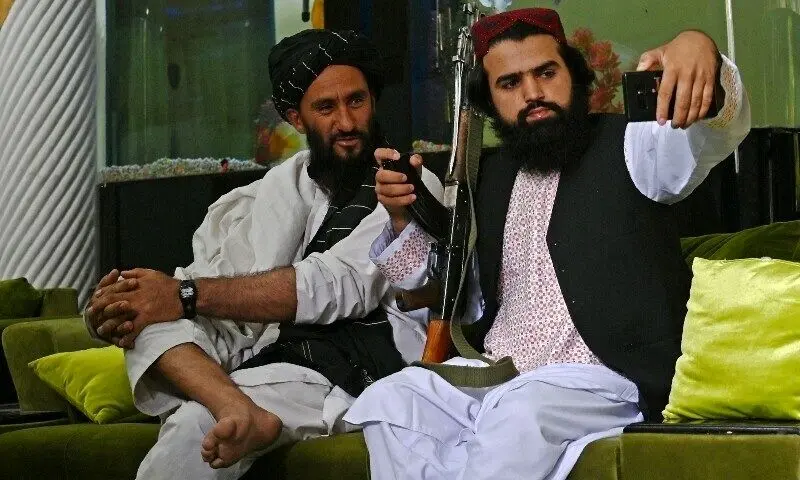 ببینید؛ راه‌حل عجیب اهالی روستایی در افغانستان برای رفع مشکل آنتن‌دهی موبایل