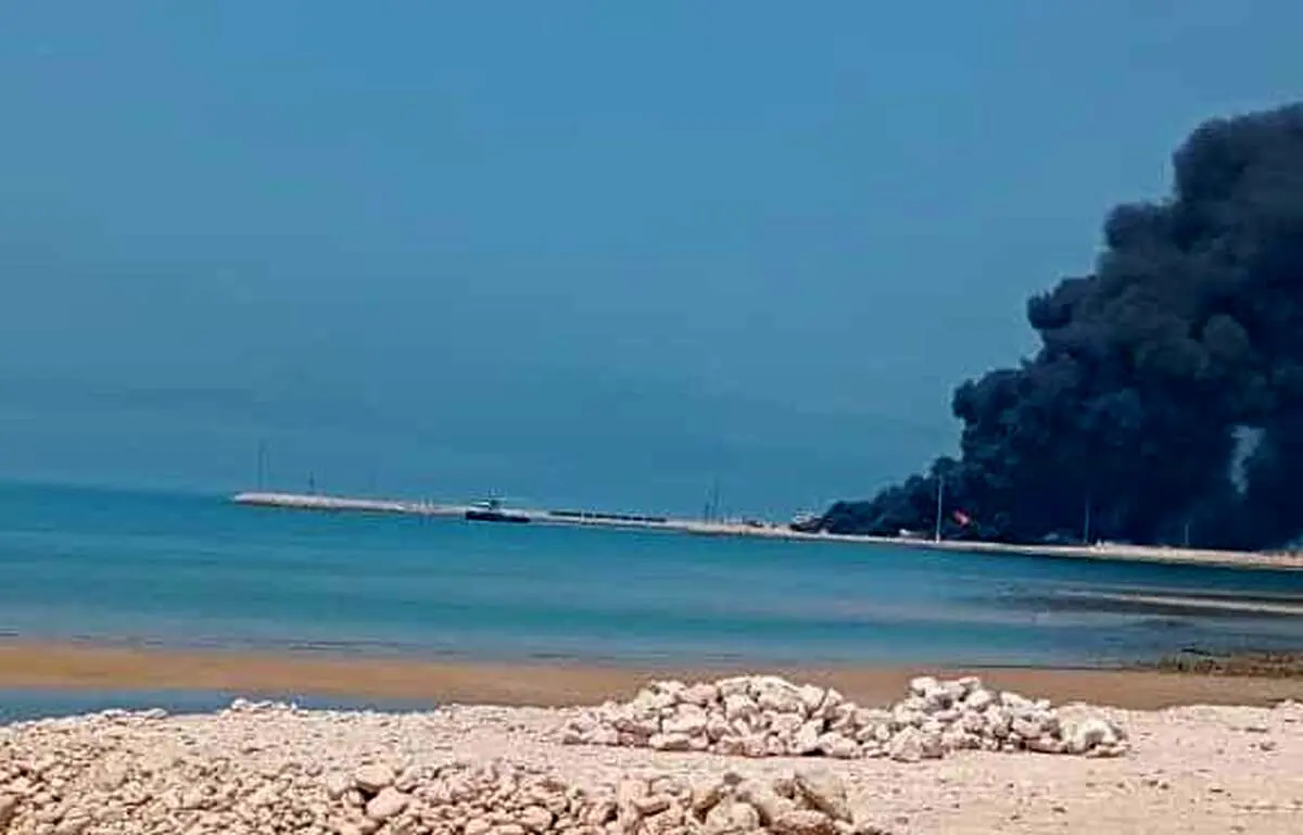 آخرین وضعیت آتش‌سوزی کشتی در بندر دیر بوشهر
