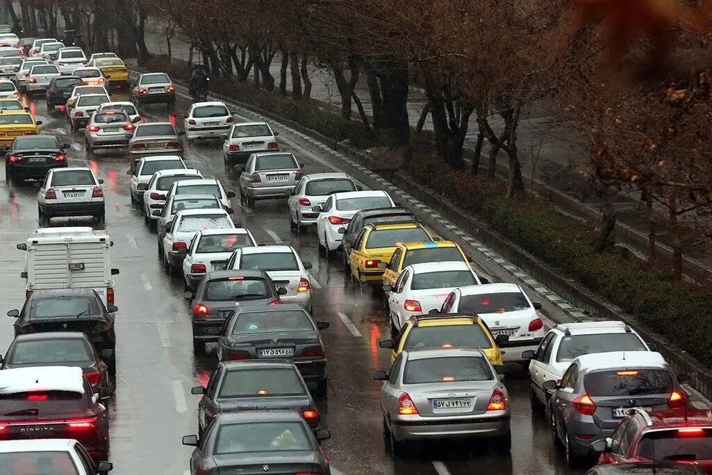 ترافیک نیمه‌سنگین در محورهای منتهی به تهران/ بارش برف و باران در ۶ استان