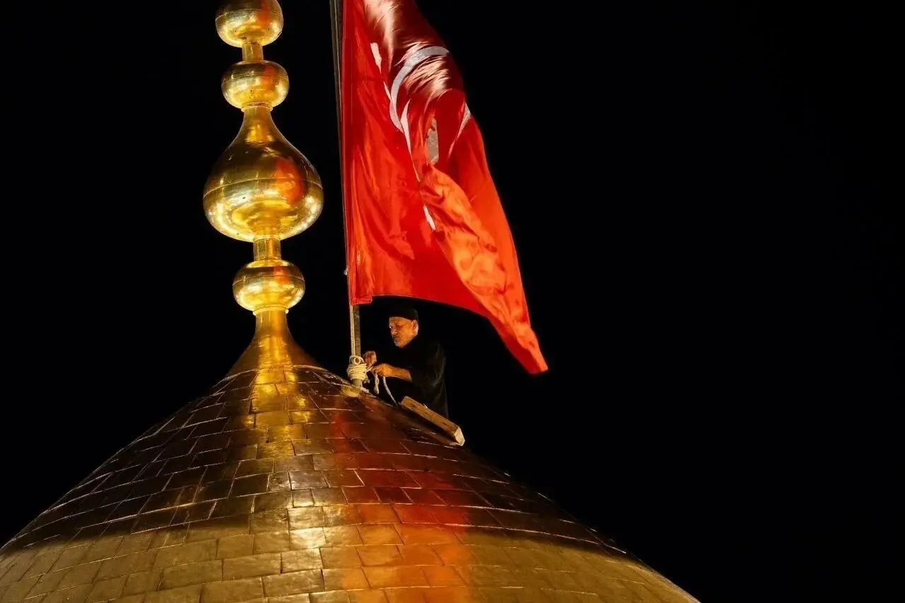 تصاویر؛ تعویض پرچم حرم امام حسین و حضرت عباس