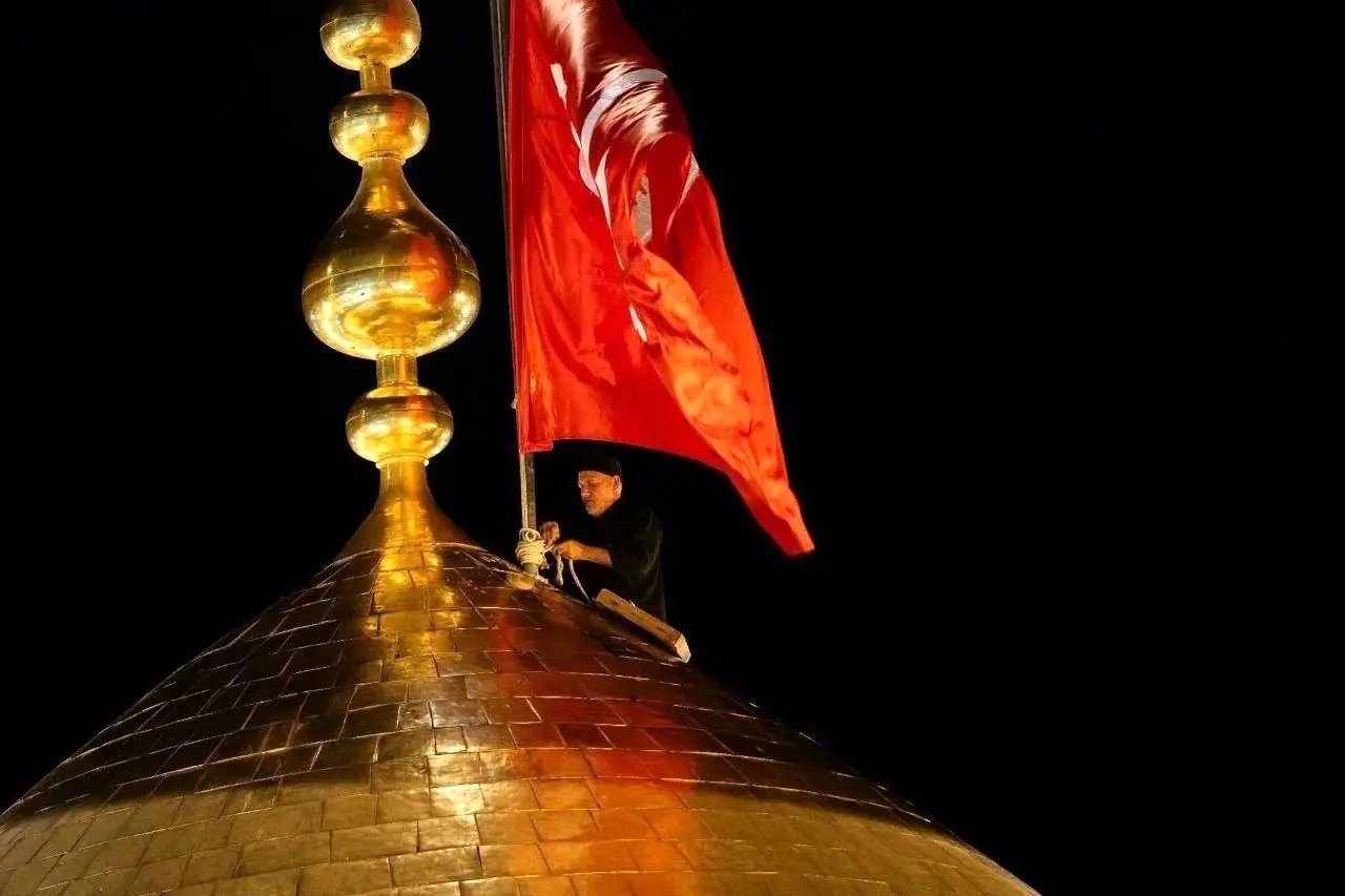 تصاویر؛ تعویض پرچم حرم امام حسین و حضرت عباس