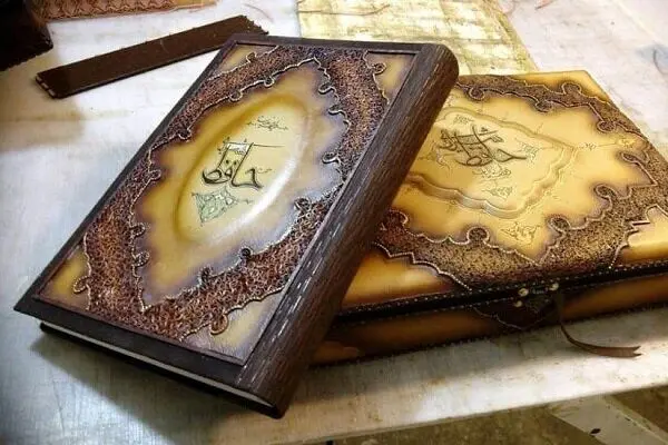 تفال به حافظ: مشکل عشق نه در حوصله دانش ماست / حل این نکته بدین فکر خطا نتوان کرد