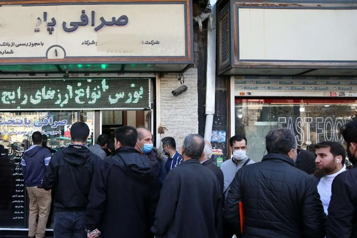 بازگشت سایه مذاکرات بر بازار؛ دلار عقب نشست