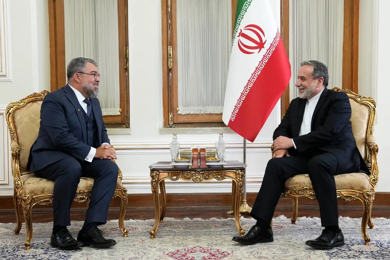 سفیر برزیل رونوشت استوارنامه خود را تقدیم عراقچی کرد 