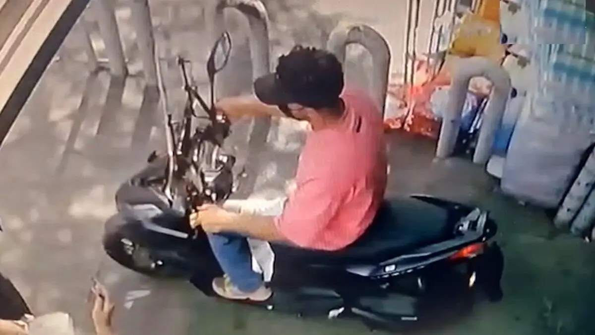 ببینید؛ لحظه سرقت گردنبند زن میانسال در خیابان مولوی تهران