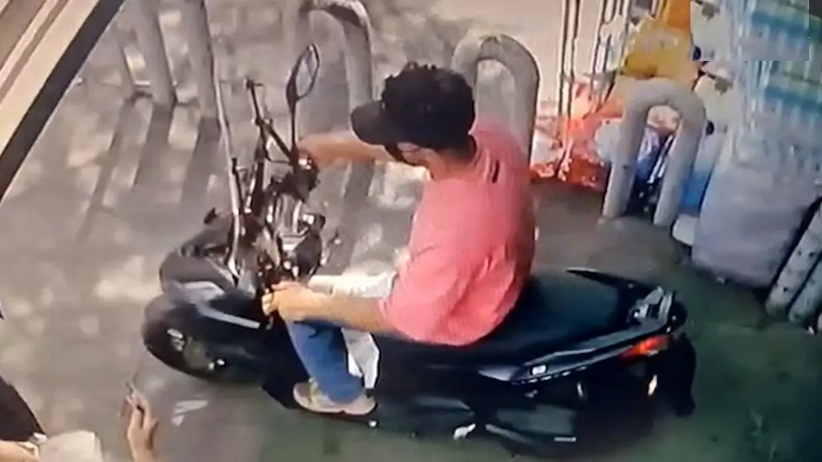 ببینید؛ لحظه سرقت گردنبند زن میانسال در خیابان مولوی تهران