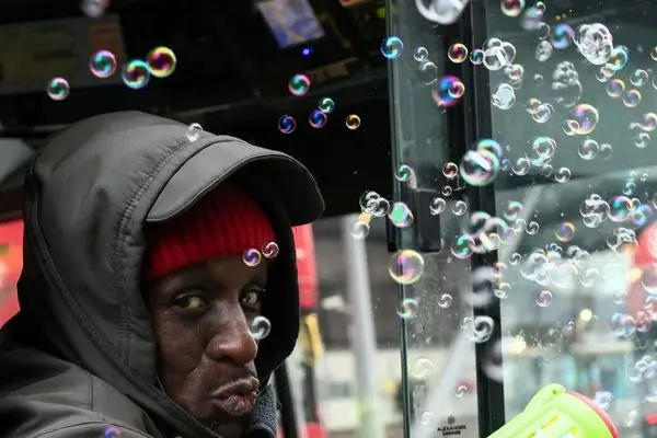 راننده اتوبوس با حباب‌ساز، لبخند به خیابان‌ها می‌آورد