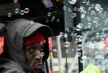 راننده اتوبوس با حباب‌ساز، لبخند به خیابان‌ها می‌آورد