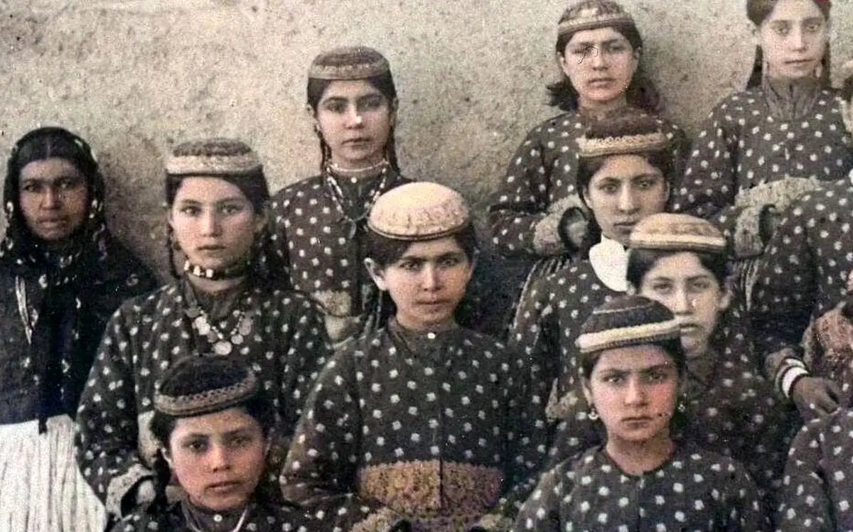 تصاویر؛ از «دختر ناصرالدین شاه و خدمتکارانش» تا «جمع دختران دانش‌آموز»
